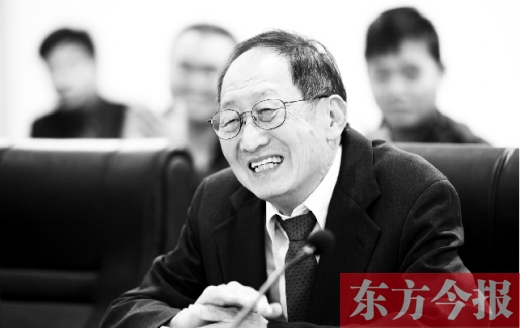 10月24日，美籍華人、諾貝爾物理學獎獲得者崔琦先生來鄭訪問