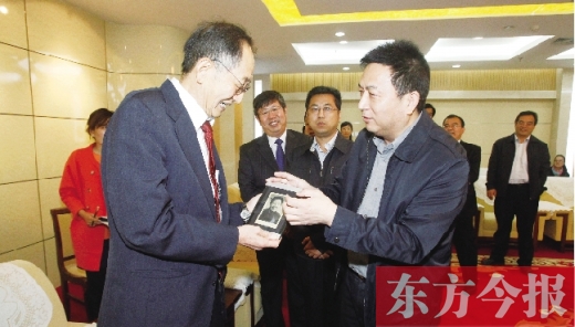 東方今報社社長趙國平（右）向崔琦先生（左）轉(zhuǎn)贈一份特殊的禮物，這份禮物東方今報記者珍藏了15年