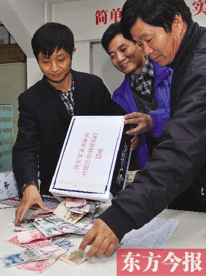 11月2日，鄭州眾多出租車司機(jī)為成都身患重病的的哥鄺德生募捐