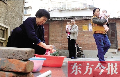 停水期間，一個水龍頭，12戶居民交替使用