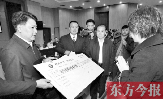 11月5日，省高院院長張立勇（左三）與最高法院執(zhí)行局局長劉貴祥（左一）一起將執(zhí)行款發(fā)放到當(dāng)事人手中