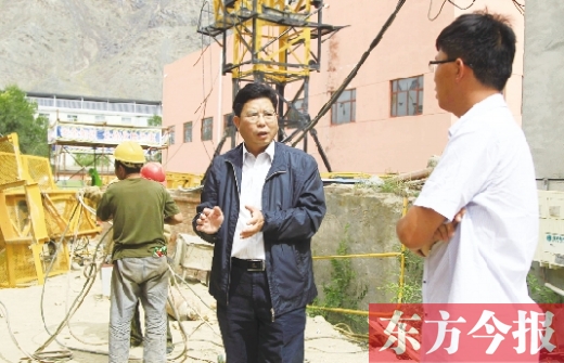 新鄉(xiāng)市援疆前方指揮部指揮長(zhǎng)、伊吾縣委副書(shū)記鄭援越（中）深入一線調(diào)研
