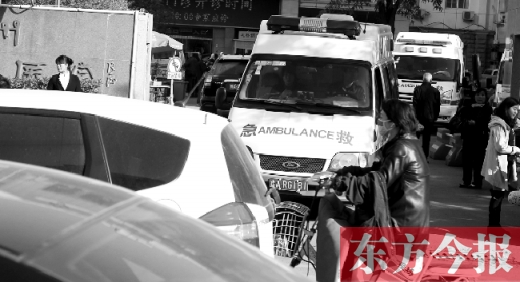 馬路上的機(jī)動(dòng)車越來越多，臨著大路鄭州市第一人民醫(yī)院門口，出急診的救護(hù)車常常遭遇堵車