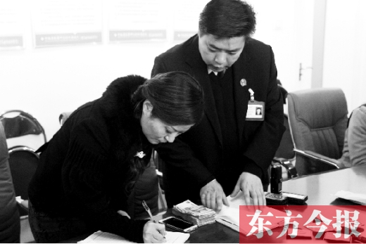 強(qiáng)制執(zhí)行+曝光，讓楊女士（左）拿到補(bǔ)償金