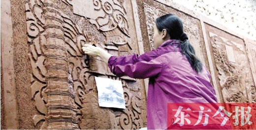 昨天上午，鄭州雕塑壁畫院的藝術(shù)家們正在創(chuàng)作鄭州地鐵文化主題墻的雕塑作品