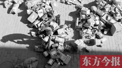 “雙十一”后，快遞員忙著送包裹，連水也不敢喝