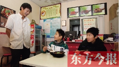 11月30日，鄭州市81中的兩位學生用勞動為自己掙了一頓中午飯，心里很高興
