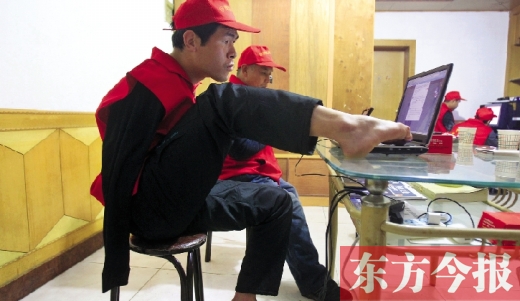 12月2日，一名“豫殘聯(lián)盟”志愿者正通過網(wǎng)絡(luò)、微博等聯(lián)絡(luò)著各地殘疾人朋友 東方今報(bào)首席記者 張曉冬