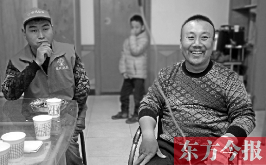 12月2日，“豫殘聯(lián)盟”辦公室里，袁海軍打著點(diǎn)滴與殘疾人朋友們探討著接下來(lái)的公益事業(yè)