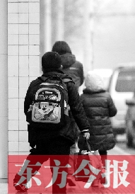 一名學生背著書包走出校門準備回家。教育部發(fā)布規(guī)定，其中明確規(guī)定教師收禮、有償補課等行為將受到相應(yīng)處分