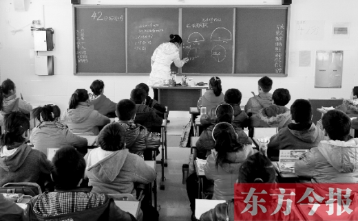 一位老師在給學生們上課。近日，教育部發(fā)布規(guī)定，再次強調(diào)“師德紅線”