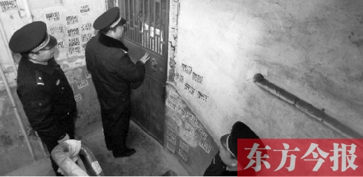 12月3日，鄭州市隴海路。執(zhí)法人員欲進(jìn)入一戶未辦狗證的居民家中，強(qiáng)行將狗帶走