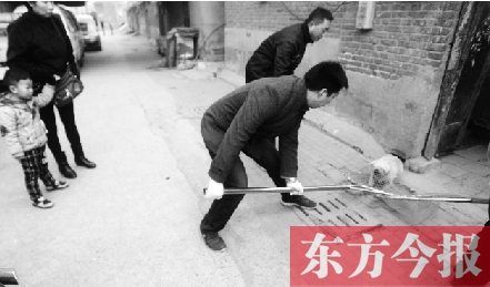 12月3日，鄭州市隴海路。執(zhí)法人員對(duì)一只“辦了證卻不系繩”的狗進(jìn)行捕捉