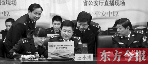 省公安廳廳長王小洪（中）和微博網友在進行交談，發(fā)現問題現場馬上解決