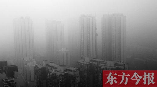昨天早上，鄭州氣象臺發(fā)布大霧紅色預(yù)警，在霧霾籠罩下，鄭州市區(qū)的高樓大廈隱約可見