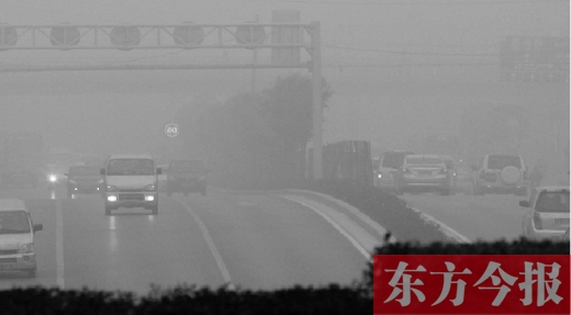 昨天早上，鄭州氣象臺發(fā)布大霧紅色預(yù)警，鄭州空氣質(zhì)量也再次迎來重度污染的預(yù)警