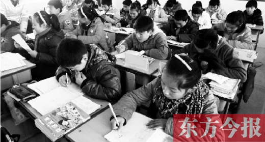一所學(xué)校的學(xué)生們?cè)谏险n中。鄭州、新鄉(xiāng)成為國(guó)家中小學(xué)教育質(zhì)量綜合評(píng)價(jià)改革實(shí)驗(yàn)區(qū)
