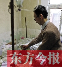 54歲的老楊把自己當做護士，不離不棄照顧著已成“植物人”的母親