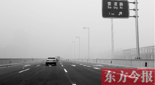 昨天上午，東方今報(bào)記者跟隨鄭州市交巡警部門，提前探路已具備通車條件的鄭州市三環(huán)快速路