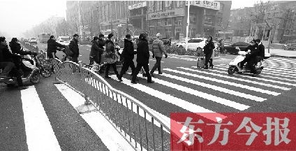 昨日，鄭州市建設路百花路口，馬路斑馬線被交通護欄隔斷