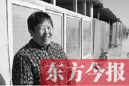 在京水村的臨時過渡區(qū)內(nèi)，一位大媽在儲存大白菜