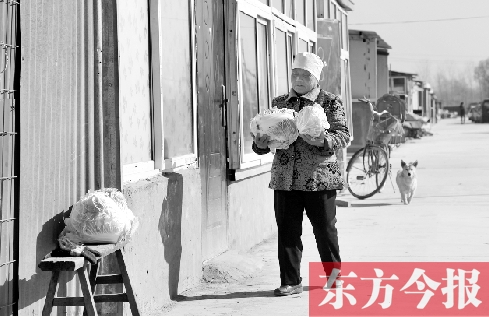 在京水村的臨時過渡區(qū)內(nèi)，62歲的村民白小英對未來的生活充滿期待