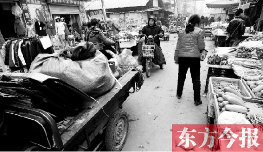 和所有的都市村莊一樣，老鴉陳也充滿著形形色色的人，窄窄的巷子因占道經(jīng)營變得更加狹窄