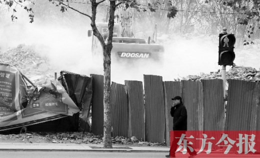 昨日，鄭州市未來路與緯四路交叉口一工地施工不除塵，加重了空氣污染