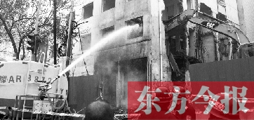 昨天早上8點半，鄭州市農(nóng)業(yè)路一拆遷工地，用兩臺噴水車噴水除塵，有效地阻止了施工揚塵
