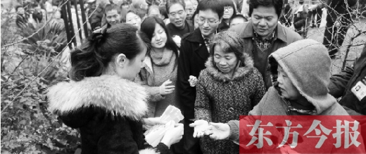 12月8日，鄭州市民排隊領取地鐵試乘劵。