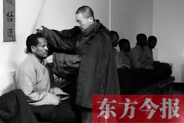 少林功夫講究禪武合一，坐禪當(dāng)然少不了,別看就是坐坐，姿勢都要師傅教