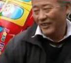 采訪(fǎng)我先買(mǎi)個(gè)氣球吧！大爺霸氣回答