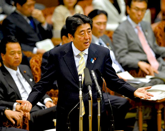 23日，安倍在參議院預(yù)算委員會(huì)發(fā)表講話。