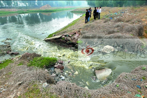 馬頭崗污水處理廠一處溢流口排放污水，異味明顯。