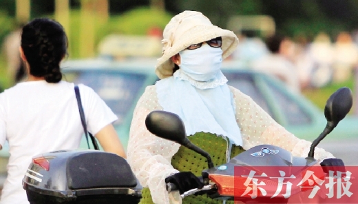 　昨日，鄭州街頭，一些女士全副“捂”裝，只為防暑防曬
