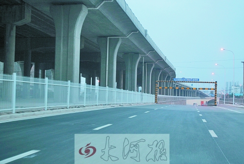 下穿隧道限高3米，不影響公交車(chē)通行。