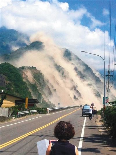 地震造成大面積山崩。網(wǎng)絡(luò)截圖