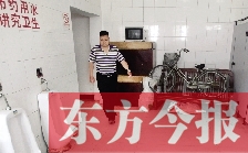 男廁中擺放的電視機(jī)、柜子、自行車等物品