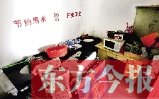 廁所進(jìn)門中廳，擺放著灶臺(tái)、餐桌、床鋪等，乍一看像個(gè)客廳