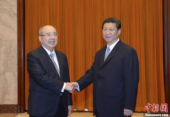 中共中央總書記習(xí)近平13日下午在北京人民大會堂會見了中國國民黨榮譽(yù)主席吳伯雄率領(lǐng)的國民黨大陸訪問團(tuán)一行。中新社發(fā) 廖攀 攝
