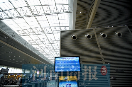 　鄭州東站三樓候車大廳，雖然空調(diào)處有涼風(fēng)吹出，但陽光通過頂棚照進，導(dǎo)致整個大廳的空調(diào)制冷效果不明顯