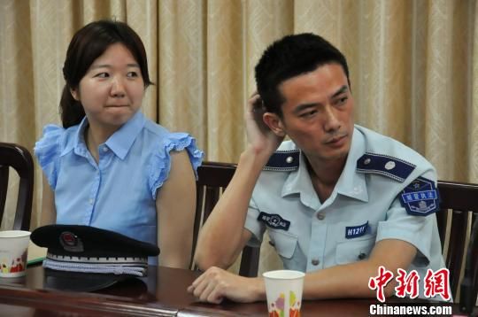 圖為參與“體驗(yàn)式執(zhí)法”的兩名城管隊(duì)員?！埱邸z