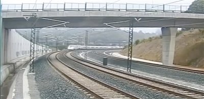 時速190公里的列車通過一個限速80公里的急轉(zhuǎn)彎。