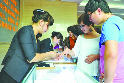 在北上廣等一線城市，鉆戒價(jià)格與國際接軌，價(jià)格不高，引發(fā)市民搶購潮。