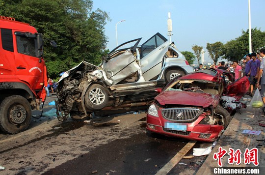 　　8月27日，四川宜賓城區(qū)濱江環(huán)線公路發(fā)生一起3車連環(huán)相撞的交通事故，已致4死2重傷。目前，2名重
