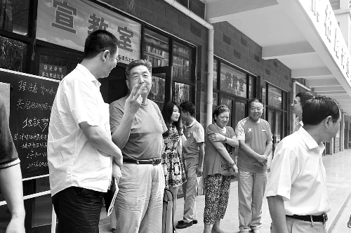 盧法舜（左二）伸出兩根手指，建議實(shí)行2元通票制。