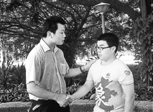 　王強(qiáng)（左）幫助的林富軍，今年考上了深圳大學(xué)。