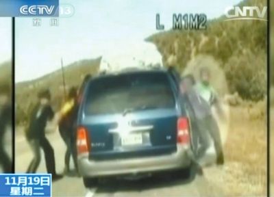 雷爾與警察爭執(zhí)，費雷爾兒子下車試圖保護媽媽。
