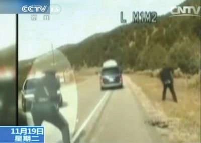費雷爾駕車逃走，警察連開數(shù)槍。央視截圖