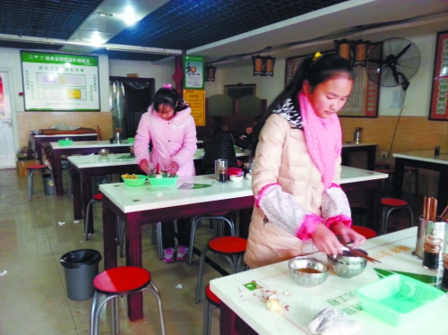 參加體驗(yàn)的兩名學(xué)生成功“入職”后,開(kāi)始收拾餐桌。